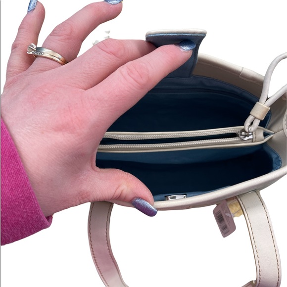 Liz Claiborne 397 Pistachio hand bag cream and light green coloured purse - Picture 6 of 12